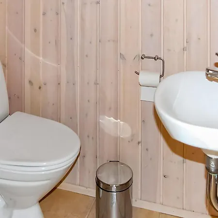 Beach Front Home In Aabenraa With Sauna بيت للعطل