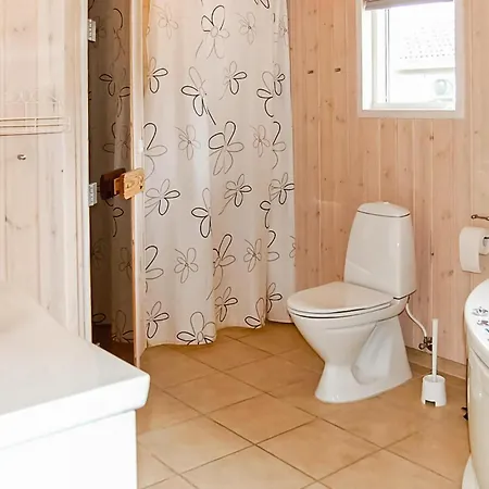 Beach Front Home In Aabenraa With Sauna أبينرا