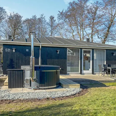 Beach Front Home In Aabenraa With Sauna بيت للعطل